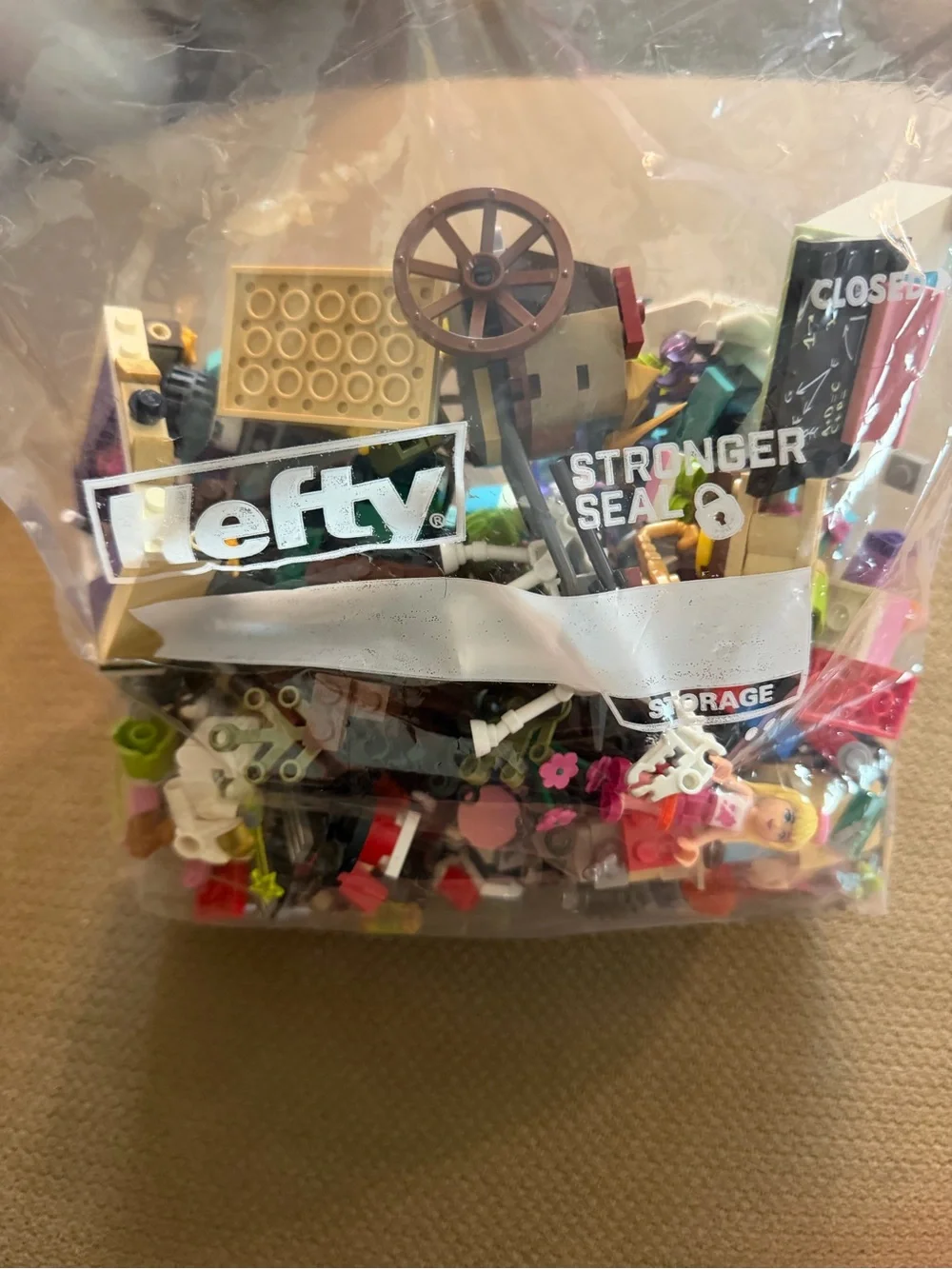 Lego bag of mixed pieces and accessories - Picture 3 of 4
